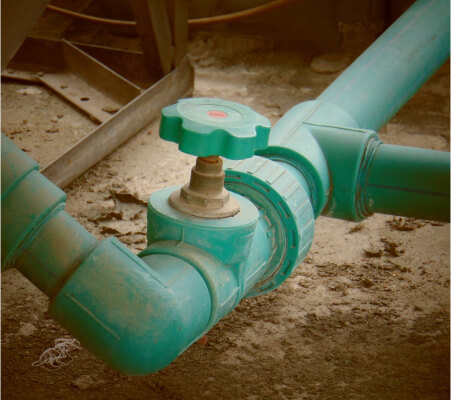 Underground plumbing pipe connection with valve installed for water flow control